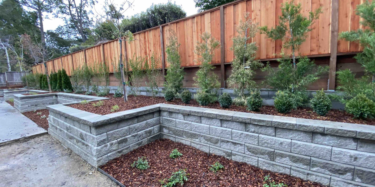 Decorative retaining wall landscaping feature